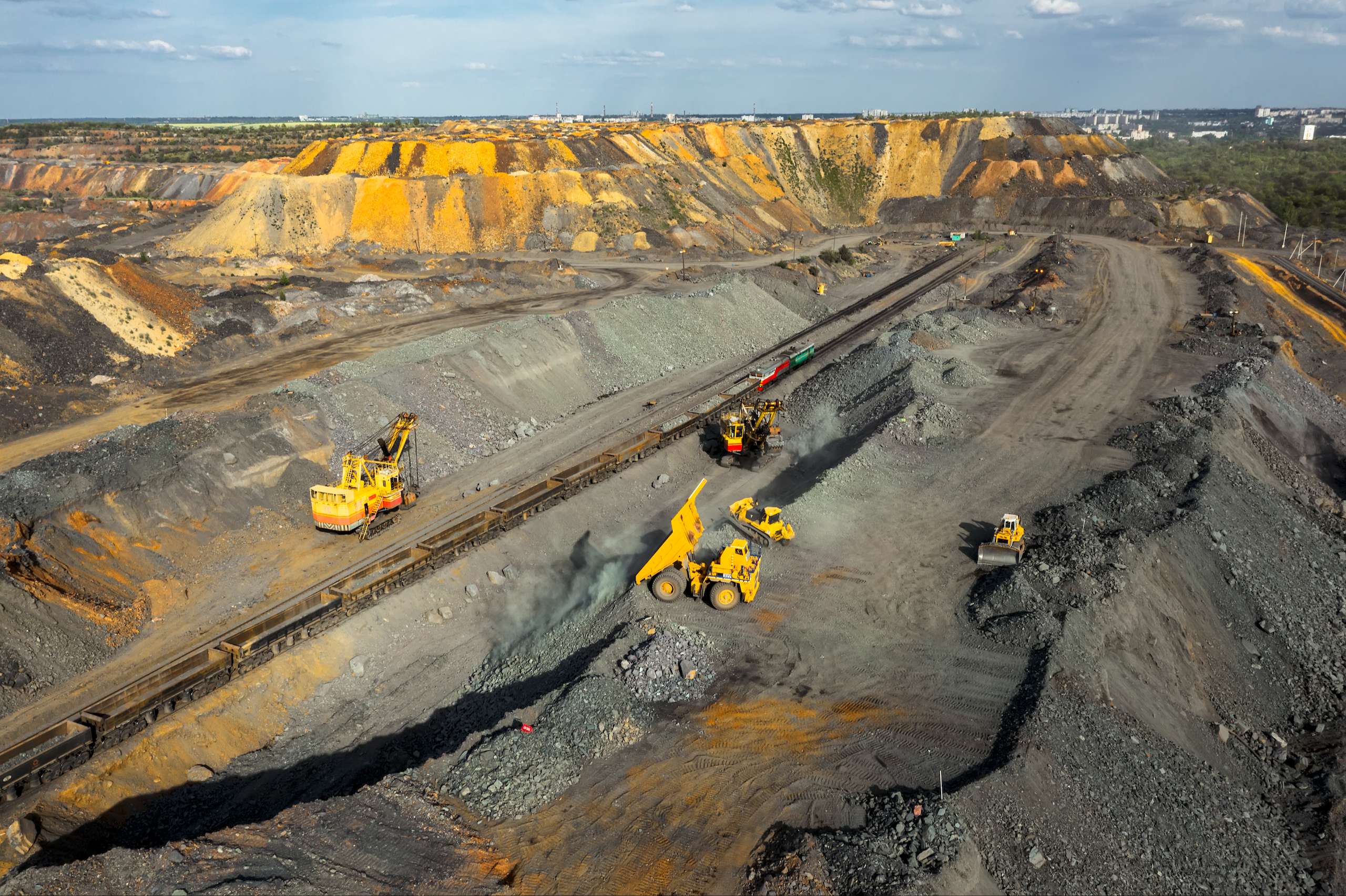 quarry-aggregate-with-heavy-duty-machinery (1)
